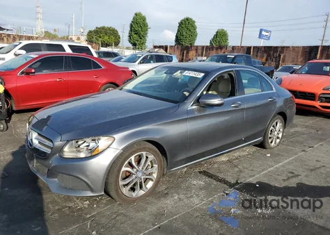 2017 Mercedes-Benz C 300 z USA, uszkodzony, nr VIN 55SWF4JB3HU190792